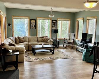 2 Min to Kananaskis! Beautifully Furnished 1640 sq ft Lower Suite on Acreage. - Bragg Creek - Living room