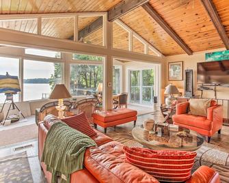 Jordan Home w/Boat House & Dock on Cedar Lake - New Prague - Sala de estar