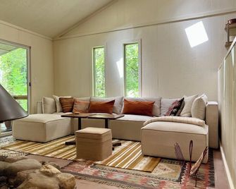 Triple Creek 3 bedroom Cabin near Mohican Park, Malabar Farms & Snow Trails - Bellville - Sala de estar