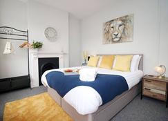No 25 City House by Stay South Wales - Close to the city - Cardiff - Bedroom