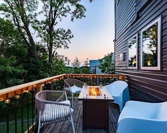Best Location 3bd Home In The Heart Of Pittsburg - Pittsburgh - Balcón