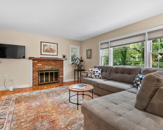 8 Harbor Hill Drive Orleans - A Change of Pace - Orleans - Living room