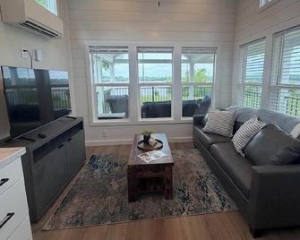 Delta Nights Tiny Home on the Mississippi River - Vicksburg - Olohuone