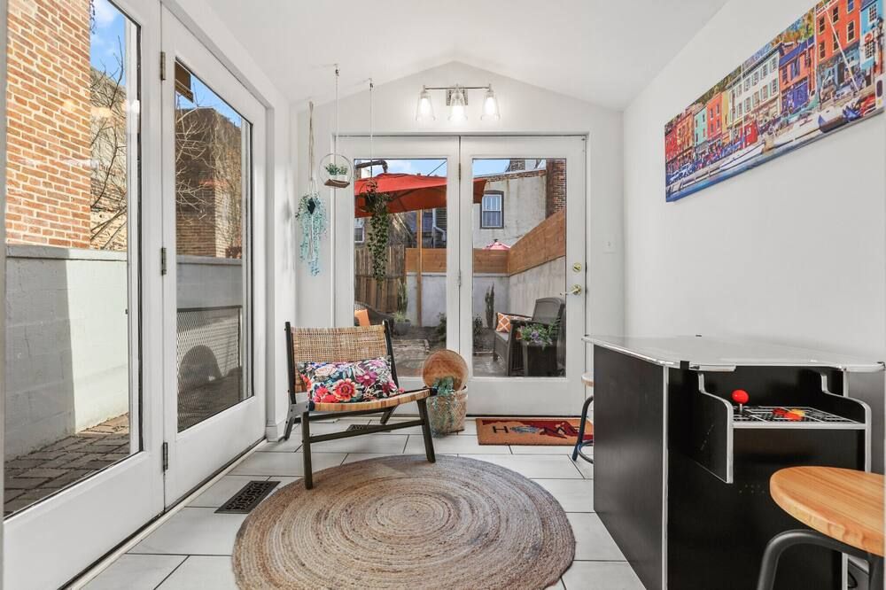 Bright & Cozy Rowhouse In Prime Location - Walkscore 98/100 - בולטימור - סלון