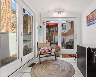 Bright & Cozy Rowhouse In Prime Location - Walkscore 98/100 - Baltimore - Sala de estar