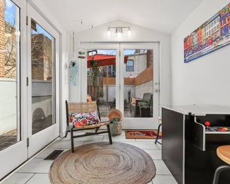 Bright & Cozy Rowhouse In Prime Location - Walkscore 98/100 - בולטימור - סלון