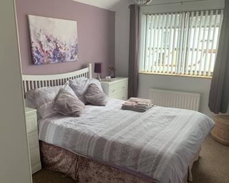 Beautiful 2-Bed House in Larne with free parking - Larne - Bedroom