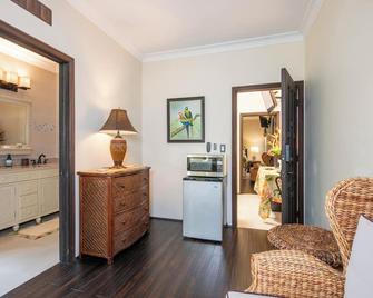 The Pilot House, Room #1 Beautiful Hotel Style Room in a Private Setting! - Rock Sound - Servicio de la habitación