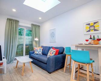Host & Stay - Croydon Road Apartments - Caterham - Living room