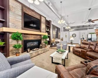 Overnight Event Venue & Loft in downtown Mitchell - Mitchell