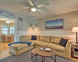 The Blue Crab Cottage - 3 Blocks From The Beach! - Colonial Beach - Living room