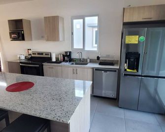 Brand new private home in a gated colony. 5 min walk to beach and all facilities - Tambor - Cocina
