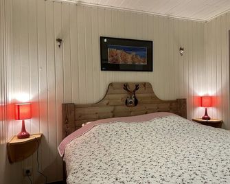 Cozy Forest Chalet Escape - Spa - Bedroom
