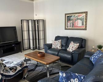 Family Nook, cozy family vacation spot: large pool, close to Disney and beaches - Valrico - Sala de estar