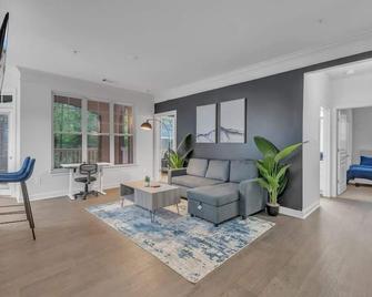 Upscale King 2BR Suite Mins to Downtown Raleigh - Cary - Living room