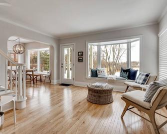 Lakefront Cottage - Excelsior - Sala de estar