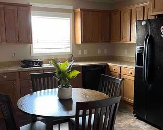 Beautiful family and pet friendly home right off the I77/64 spilt! - Beckley - Kitchen