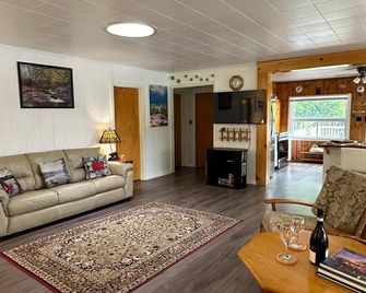 Lake Rosseau Water's Edge Retreat - Port Carling - Living room