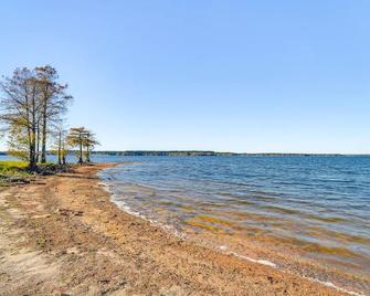 The Hill-Ton - Lake View, Across from 1215 Launch - Zwolle - Building