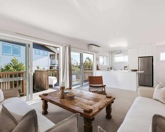 Chic Coastal Escape Walk to Beach & Downtown Mount - Mount Maunganui - Soggiorno