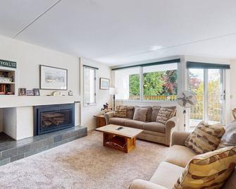 Alpine escape with 3 pools, hot tub, tennis & gym - fireplace, balcony & W/D - Warren - Living room