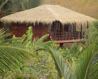 Family n Eco Friendly with comfortable rooms ,Villas ,Tree houses and Pool. - Dambulla - Outdoor view
