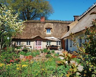 Pure idyll in a secluded location under the thatch at the edge of the forest - Sörup - Edificio