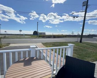 Joyful Beach House, viewing The Great South Bay - Patchogue - Balcón