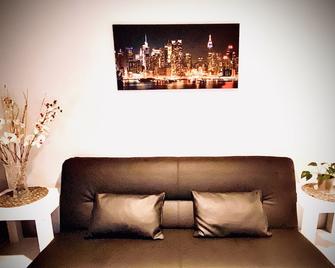 RedChillies Spacious one barroom apartment - Elmont - Living room