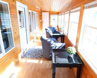 Cozy Cottage Alton Bay - Alton Bay - Living room