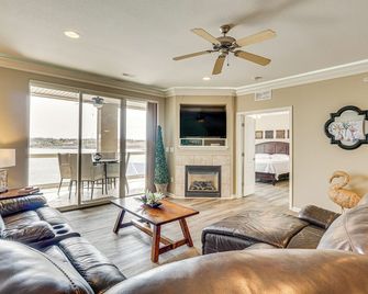 Resort Perks, View Lands End Condo in Os - Osage Beach - Living room