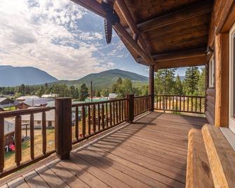 Relax in This Chalet: 2 bd/1.5ba, BBQ, WiFi, Games & Mountain Views- 7 mi to GNP - Coram - Balcón