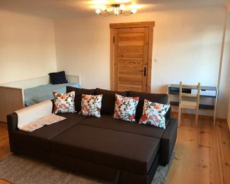 Sanierte möblierte Altbauwohnung am Waldrand für bis zu 6 Personen - Borkheide