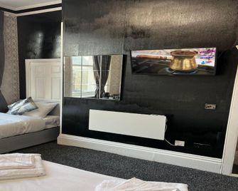 OYO Marine Parade Hotel, Eastbourne Pier - Eastbourne - Bedroom