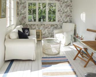 Lovely Home In Trosa With Wifi - Trosa - Sala de estar