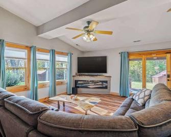 Private Cabin Retreat | Hot Tub, Game Room, & More - Front Royal - Living room