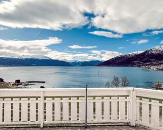 Tantestova by Interhome - Balestrand - Balkon