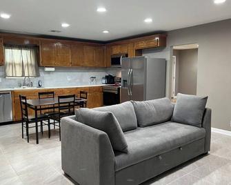 Charming 4Bd/3Ba w/AC, WiFi, views in Prattville, 10 mi from Ray Trent Golf Crse - Prattville