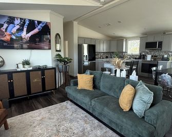 Riverfront Property - Robstown - Wohnzimmer