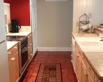 Beautifully extra large,1700sq ft., one bedroom 1.5 bath cottage/timber views - Greensboro - Cocina