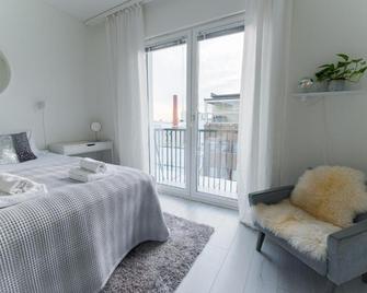 Compact high quality top floor studio in perfect location - Oulu - Habitación