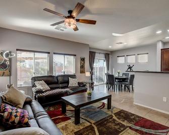 Family & Pet Friendly Retreat w/ Maid Service - North Las Vegas - Living room
