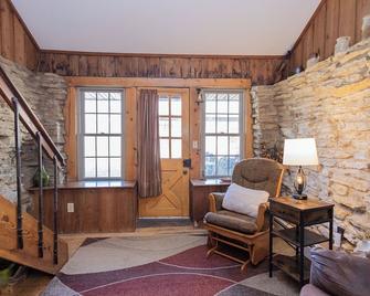 A Comfy Cozy Cottage on Clowney - Mineral Point