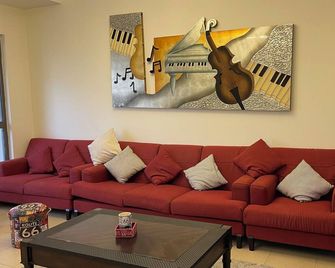 Sparkle View Hostel - Dubai - Living room