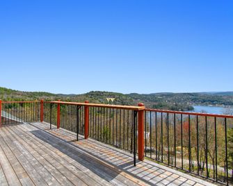 Auberge Krön - Wakefield - Balcony