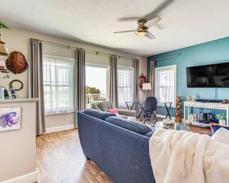 Steps to Beach: Home w/ Sunset Views in Cedar Key! - Cedar Key - Sala de estar
