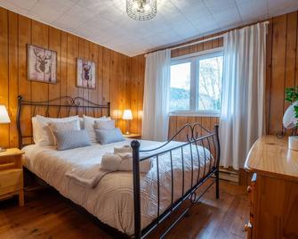 Waterfront cottage and spa - Saint-Zénon - Bedroom