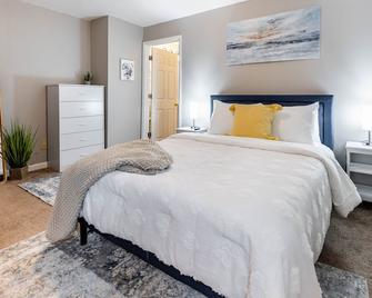 King Bed! 5 min to Fountain Square/Colts Stadium - Indianapolis - Bedroom