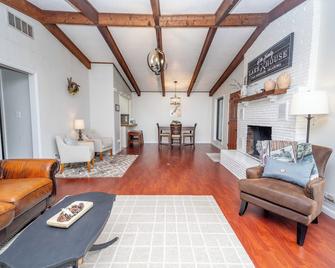 Lake Tenkiller Retreat - Gore - Living room
