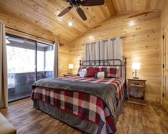 Pet friendly 1 BR Cabin, Hot Tub, Fire Pit, Sleeps 4 - Broken Bow - Bedroom